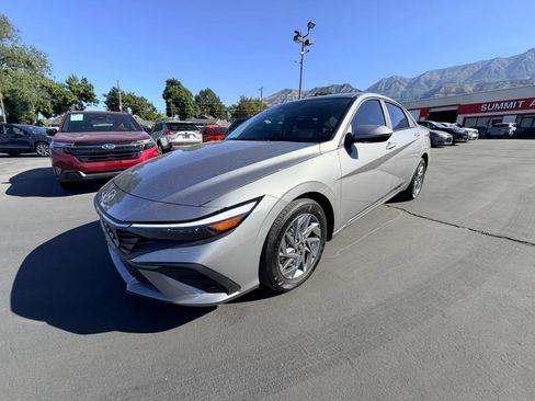 Used 2024 Hyundai Elantra SEL FWD image 8