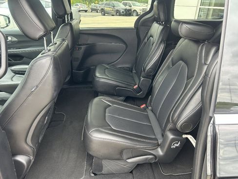 Used 2025 Chrysler Pacifica Select FWD image 17