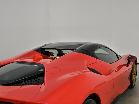Used 2022 Ferrari SF90 Spider image 21