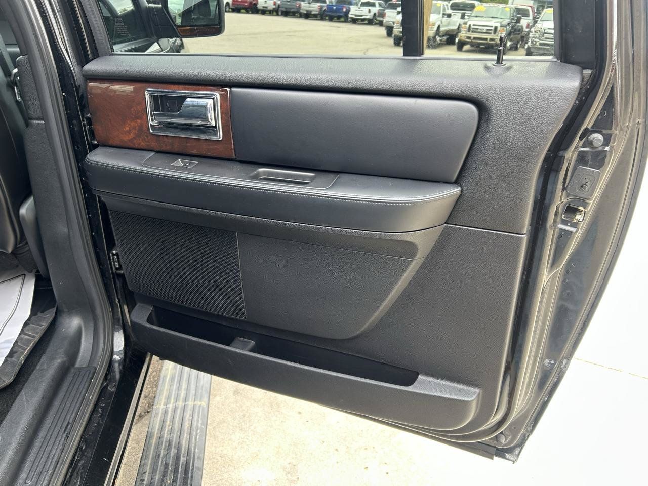 Used 2016 Lincoln Navigator L Select AWD/4WD image 16