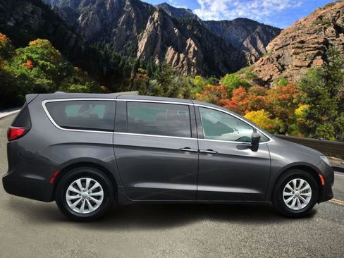 Used 2019 Chrysler Pacifica Touring Plus image 2
