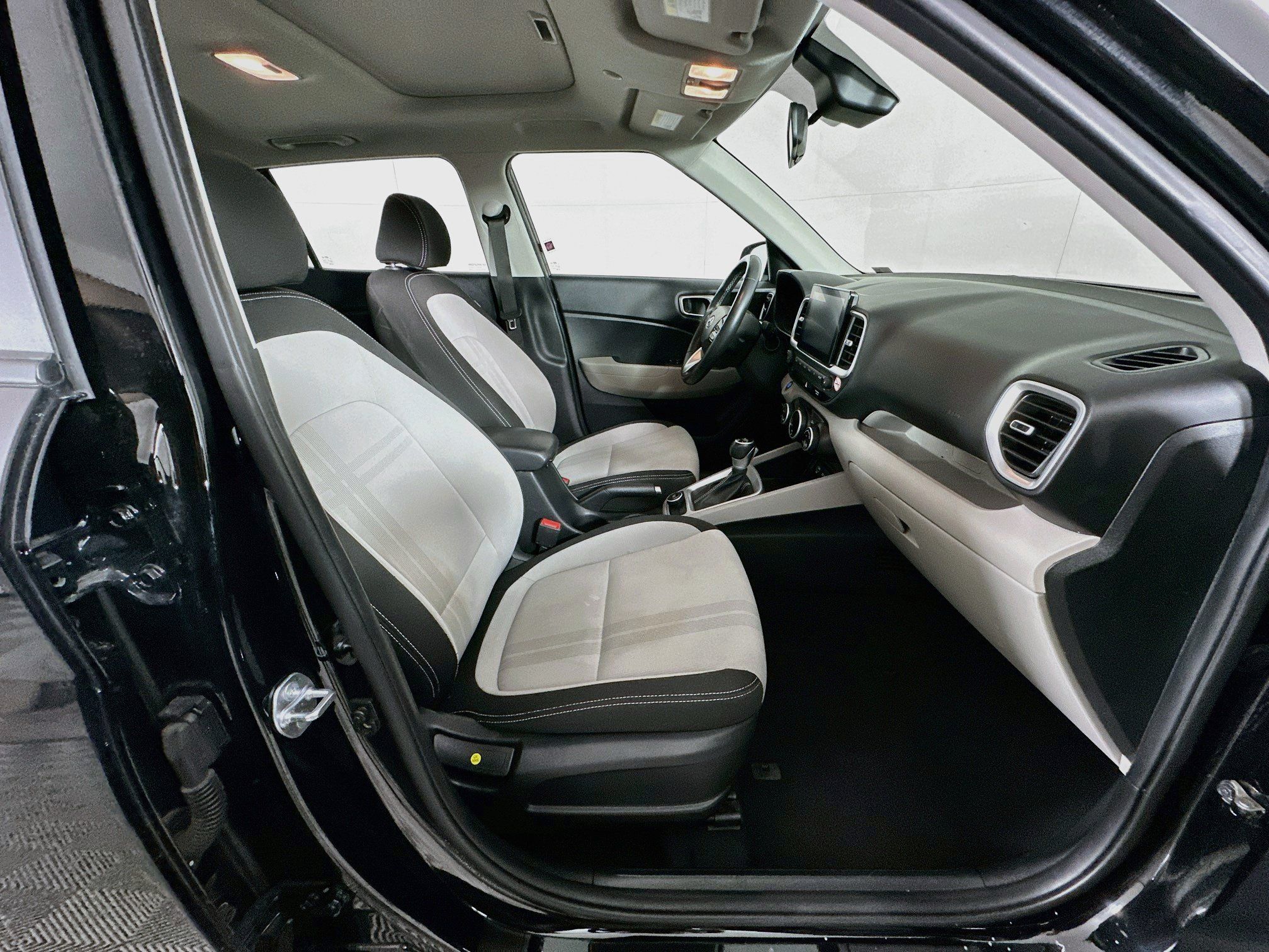 Used 2025 Hyundai Venue SEL FWD image 28