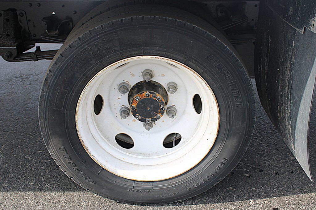 Used 2019 Isuzu NPR RWD image 23