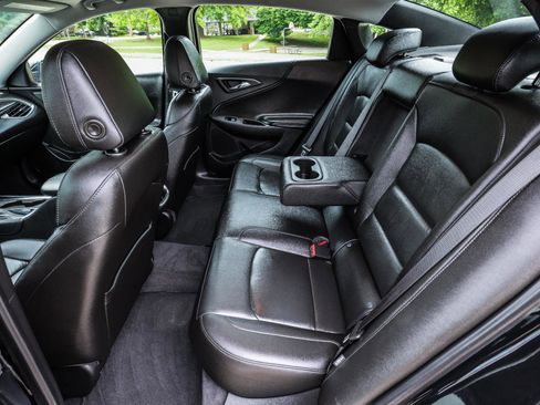 Used 2019 Chevrolet Malibu LT w/ Leather Package FWD image 34