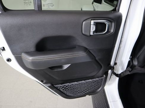 Used 2023 Jeep Gladiator Overland image 16