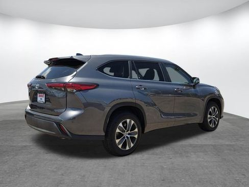 Used 2023 Toyota Highlander XLE FWD image 4
