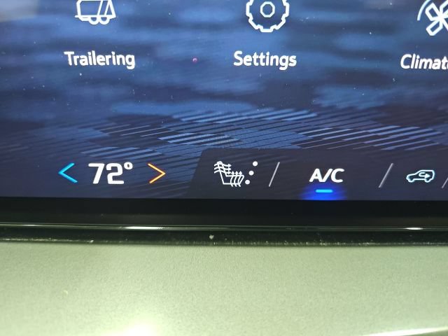 Used 2026 Chevrolet Traverse LT w/ Driver Confidence Package FWD image 20