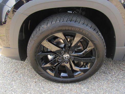 New 2024 Volkswagen Taos SE image 3