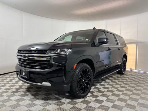 Used 2023 Chevrolet Suburban LT w/ LT Signature Plus Package image 3