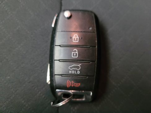 Used 2018 Kia Sorento LX image 32