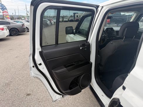 Used 2014 Jeep Patriot Latitude w/ All Weather Capability Group AWD/4WD image 18