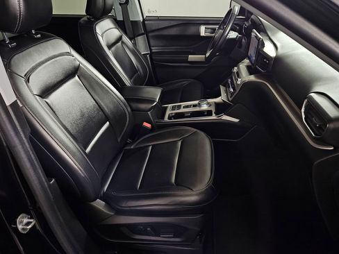 Used 2022 Ford Explorer XLT w/ Equipment Group 202A image 29