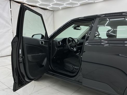 Used 2021 Hyundai Venue SE FWD image 16