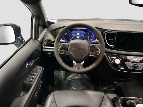 Used 2026 Chrysler Pacifica Select FWD image 21