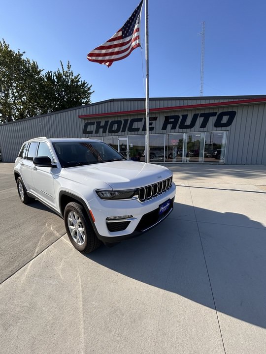Used 2023 Jeep Grand Cherokee Limited AWD/4WD image 1