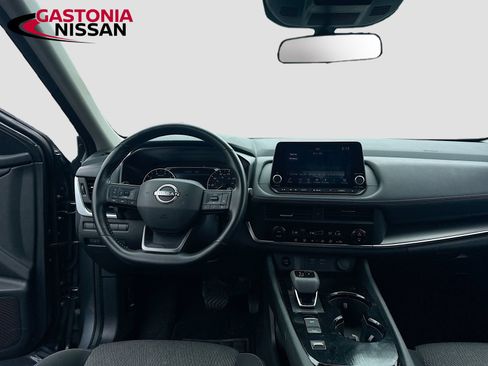 Used 2025 Nissan Rogue SV FWD image 29
