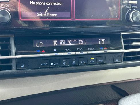 Used 2023 Toyota Sienna XLE FWD image 29