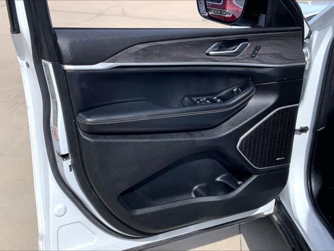 Used 2023 Jeep Grand Cherokee L Limited w/ Black Appearance Package image 20