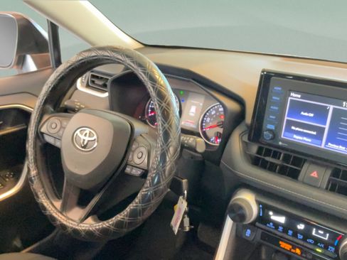 Used 2020 Toyota RAV4 LE AWD/4WD image 27