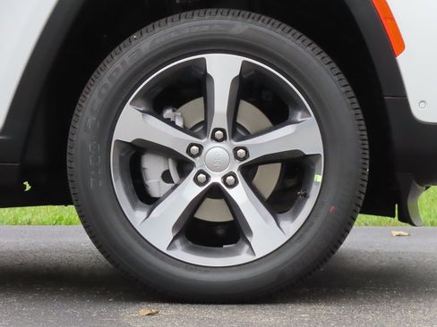 New 2025 Jeep Grand Cherokee Limited w/ Luxury Tech Group II image 16