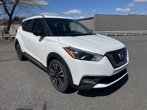 Used 2019 Nissan Kicks SR image 3