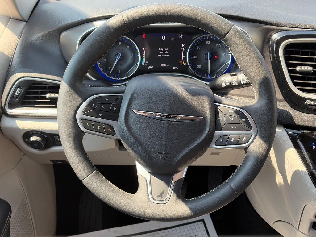 Used 2024 Chrysler Pacifica Touring-L FWD image 14