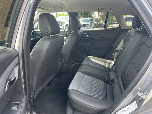 Used 2025 Chevrolet Trax LT w/ LT Convenience Package FWD image 31