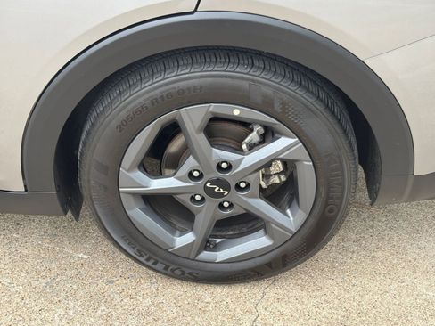 Used 2025 Kia K4 LXS image 32