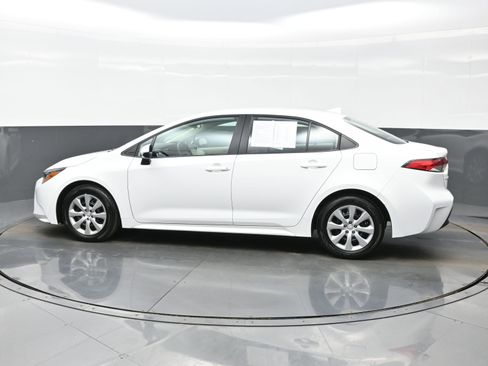 Used 2025 Toyota Corolla LE FWD image 4