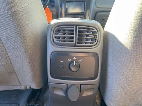 Used 2005 GMC Envoy SLE image 22