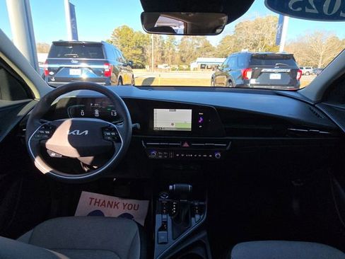 Used 2025 Kia Niro SX image 12