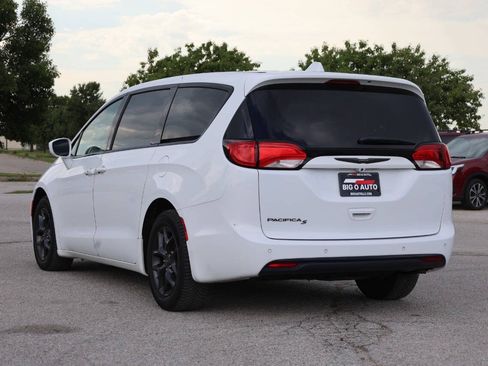Used 2018 Chrysler Pacifica Touring Plus w/ S Appearance Package FWD image 11