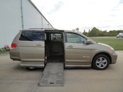Used 2010 Honda Odyssey Touring image 2