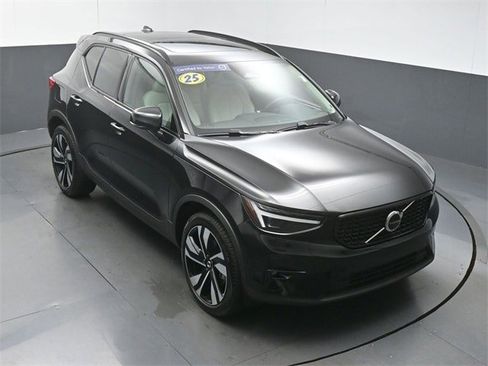 Used 2025 Volvo XC40 B5 Ultra image 43