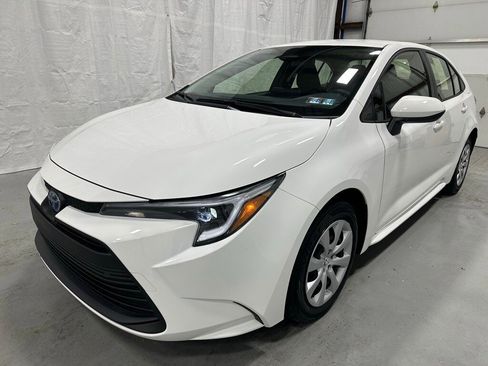 Used 2025 Toyota Corolla LE image 3