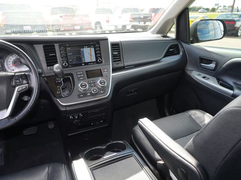 Used 2020 Toyota Sienna SE Premium w/ Nightshade Edition FWD image 20