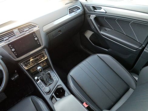 Used 2022 Volkswagen Tiguan SE image 11