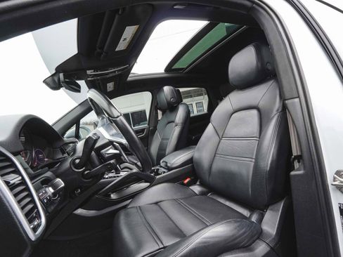 Used 2023 Porsche Cayenne Base w/ Premium Package image 33