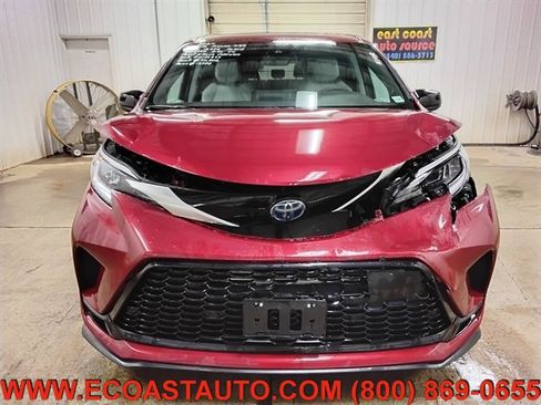 Used 2024 Toyota Sienna XSE w/ XSE Plus Package AWD/4WD image 7