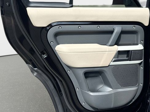 Used 2022 Land Rover Defender 110 S image 13