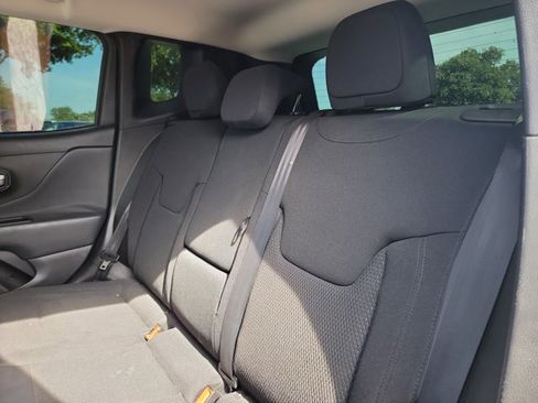 Used 2018 Jeep Renegade Altitude w/ UConnect 8.4 Nav Group FWD image 14