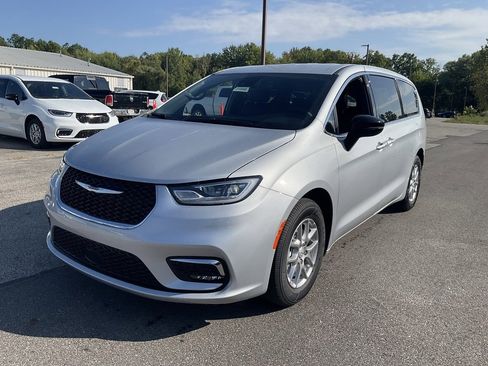 New 2026 Chrysler Pacifica Select image 3