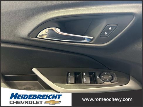 Used 2024 Chevrolet Trax RS w/ Sunroof Package image 11