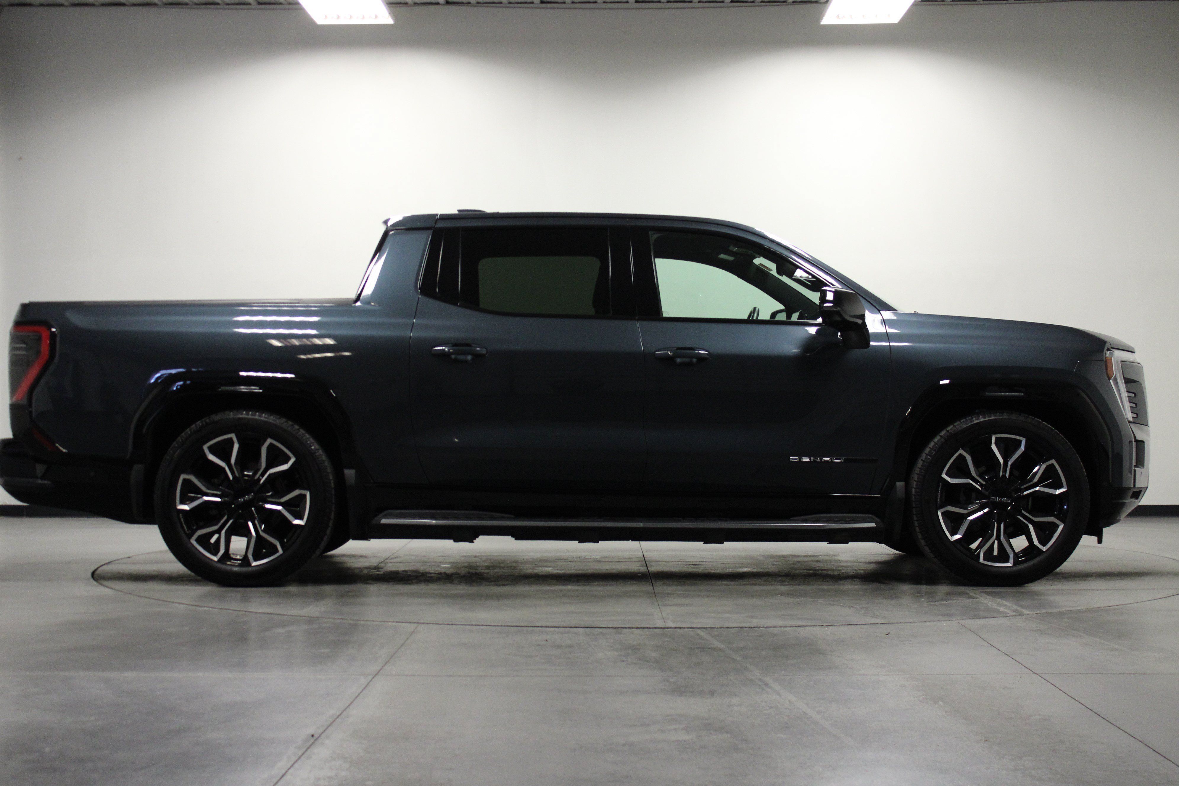 Used 2025 GMC Sierra EV Denali AWD/4WD image 3