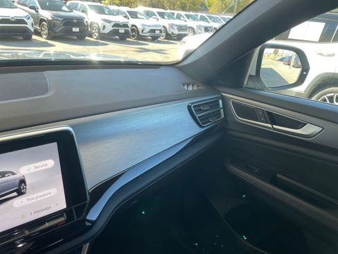 Used 2025 Volkswagen Atlas Cross Sport SE image 35