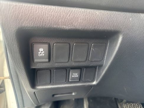 Used 2018 Nissan Pathfinder SV image 13