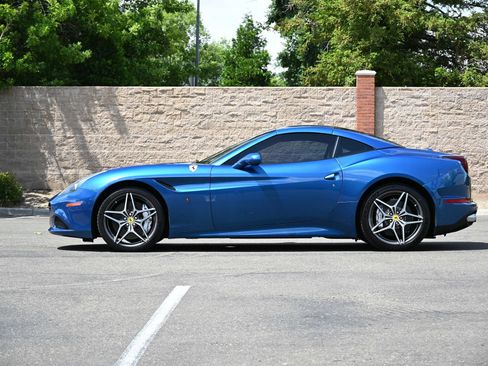 Used 2015 Ferrari California T RWD image 11