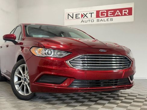 Used 2017 Ford Fusion SE w/ Fusion SE Technology Package FWD image 3