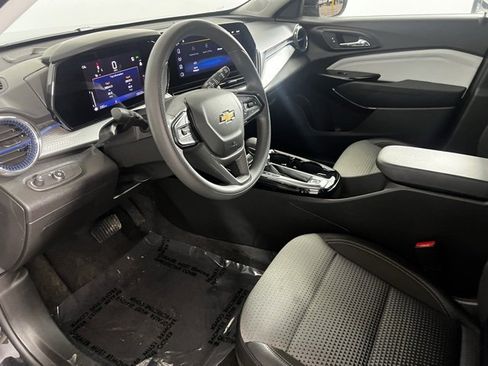 Used 2025 Chevrolet Trax LT image 9