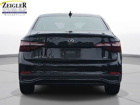 Used 2024 Volkswagen Jetta SE FWD image 6